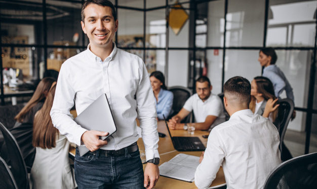 cropped-groupe-personnes-preparant-plan-affaires-dans-bureau_1303-16056.jpg